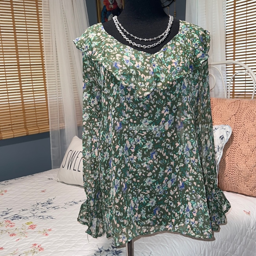 Green floral sheet top - Picture 1 of 6